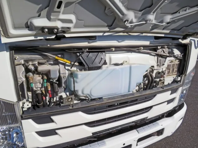 フロントパネル内部に軽いサビがあります。|いすゞ フォワード 2PG-FRR90S1(2WD)の写真20