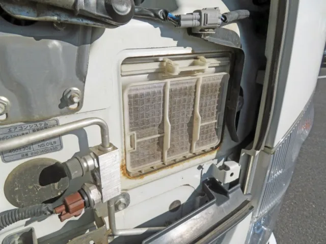 フロントパネル内部のサビの状態です。|いすゞ フォワード 2PG-FRR90S1(2WD)の写真21