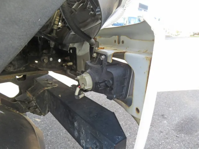 フロントバンパー内部にサビがあります。（左右）|いすゞ フォワード 2PG-FRR90S1(2WD)の写真23