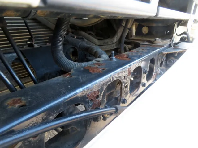 フロントバンパー内部のクロスメンバーにサビがあります。|いすゞ フォワード 2PG-FRR90S1(2WD)の写真24