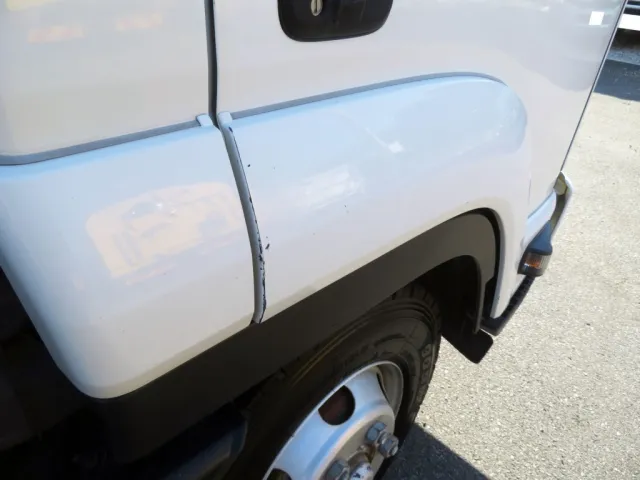 運転席側ドアのフェンダーカバーにキズがあります。|いすゞ フォワード 2PG-FRR90S1(2WD)の写真28