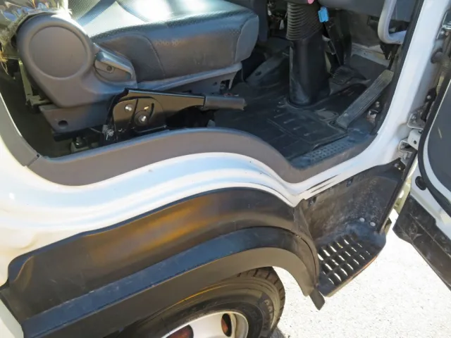 運転席側乗り口にキズ・スレがあります。|いすゞ フォワード 2PG-FRR90S1(2WD)の写真30