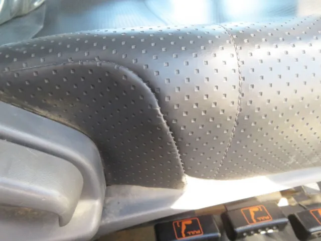 座面横に少し破れがあります。|いすゞ フォワード 2PG-FRR90S1(2WD)の写真32