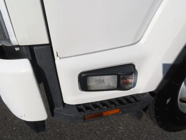 助手席側のウィンカーレンズ内部に水が混入しています。|いすゞ フォワード 2PG-FRR90S1(2WD)の写真34