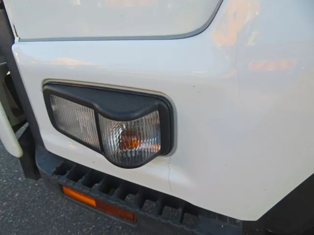 ウィンカーレンズ後方下部のドア側にひび割れがあります。|いすゞ フォワード 2PG-FRR90S1(2WD)の写真35