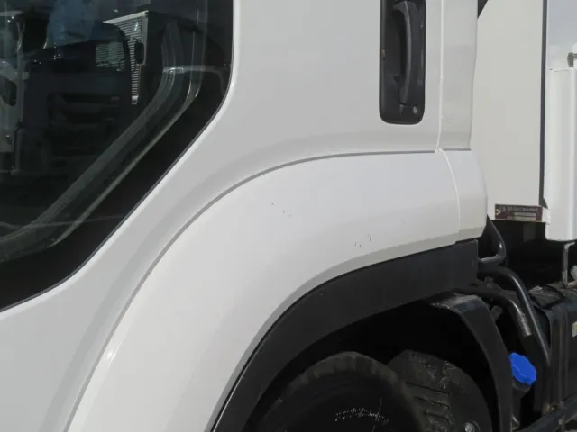 助手席側フロントフェンダーに細かいキズがあります。|いすゞ フォワード 2PG-FRR90S1(2WD)の写真37