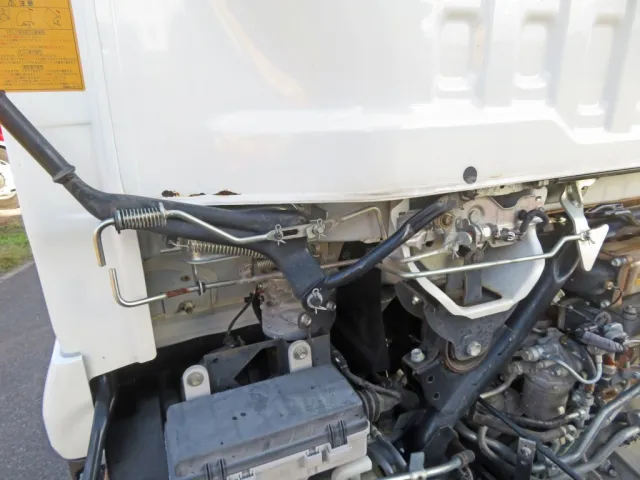 キャブ後方に軽いサビがあります。|いすゞ フォワード 2PG-FRR90S1(2WD)の写真39