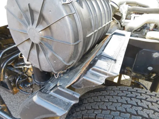 運転席側フロントフェンダー上部にサビがあります。|いすゞ フォワード 2PG-FRR90S1(2WD)の写真42