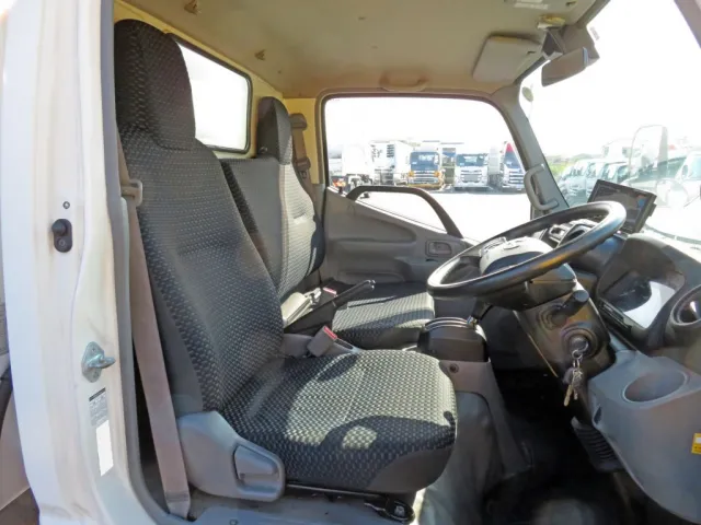 乗車定員は3名です。（運転席座面にヘタリがあります）|日野 デュトロ 2RG-XZC605M(2WD)の写真6
