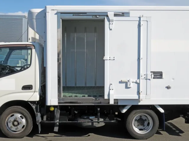 サイドドアを開いた状態です。|日野 デュトロ 2RG-XZC605M(2WD)の写真8