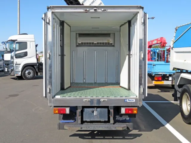 門口周りはステンレス製で、床はアルミ製です。（スノコが敷き詰められています）|日野 デュトロ 2RG-XZC605M(2WD)の写真9