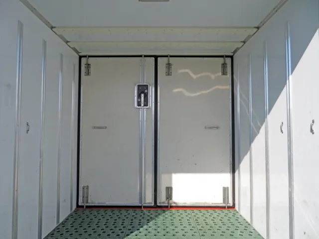 仕切り扉の状態です。|日野 デュトロ 2RG-XZC605M(2WD)の写真11