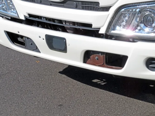 フロントバンパーステーにサビがあります。|日野 デュトロ 2RG-XZC605M(2WD)の写真14