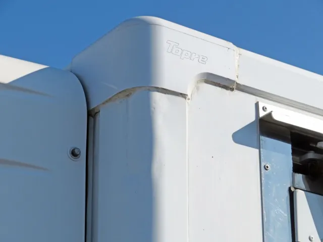 コーナー部にヘコミがあります。|日野 デュトロ 2RG-XZC605M(2WD)の写真15