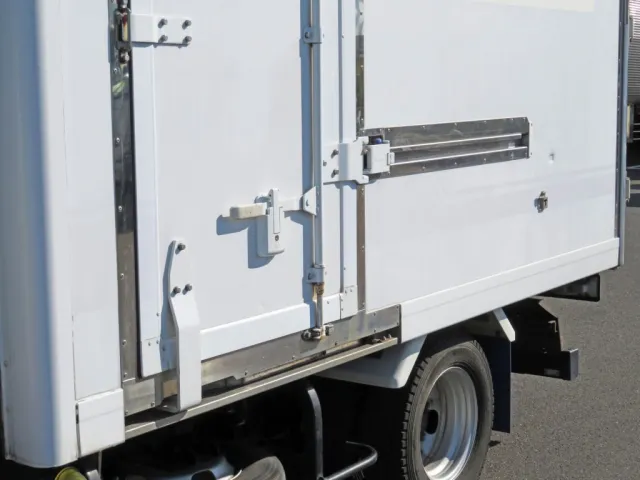 側面パネルにライン日焼け跡があります。|日野 デュトロ 2RG-XZC605M(2WD)の写真16