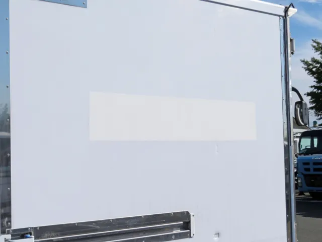 側面パネルに看板隠し塗装がされています。|日野 デュトロ 2RG-XZC605M(2WD)の写真17