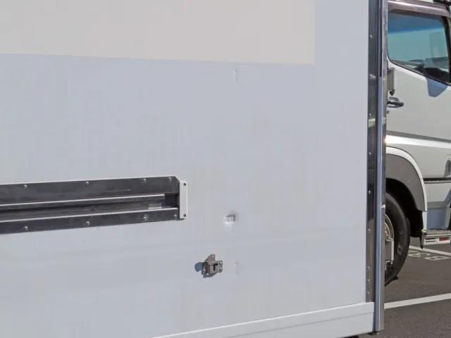 側面パネル後方にキズ・ヘコミがあります。|日野 デュトロ 2RG-XZC605M(2WD)の写真18