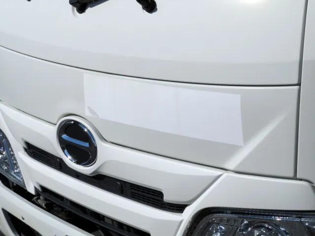 フロントパネルに看板隠し塗装がされています。|日野 デュトロ 2RG-XZC605M(2WD)の写真32