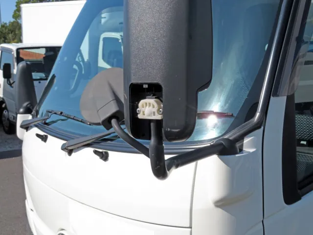 サイドミラー取り付け部のカバーが欠品しています。|日野 デュトロ 2RG-XZC605M(2WD)の写真33