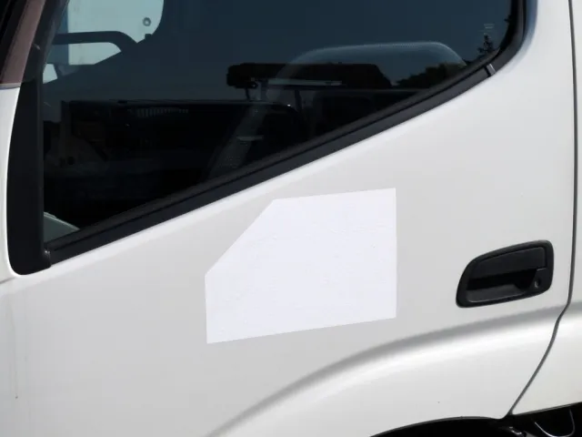 助手席ドアに看板隠し塗装がされています。|日野 デュトロ 2RG-XZC605M(2WD)の写真34