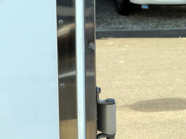 門口助手席側側面にキズ・ヘコミがあります。|日野 デュトロ 2RG-XZC605M(2WD)の写真37