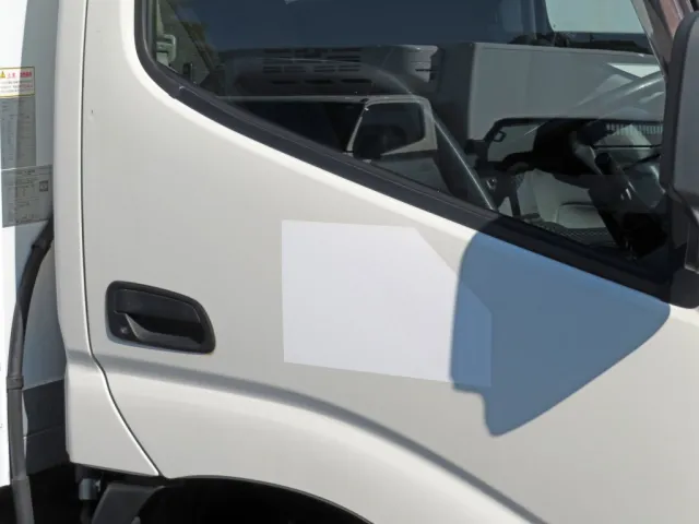 運転席ドアに看板隠し塗装がされています。|日野 デュトロ 2RG-XZC605M(2WD)の写真38
