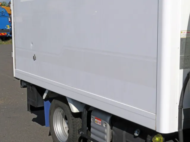 運転席側側面にライン日焼け跡があります。|日野 デュトロ 2RG-XZC605M(2WD)の写真41