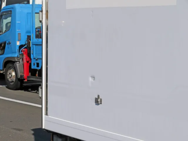 運転席側側面後方にキズ・ヘコミがあります。|日野 デュトロ 2RG-XZC605M(2WD)の写真43