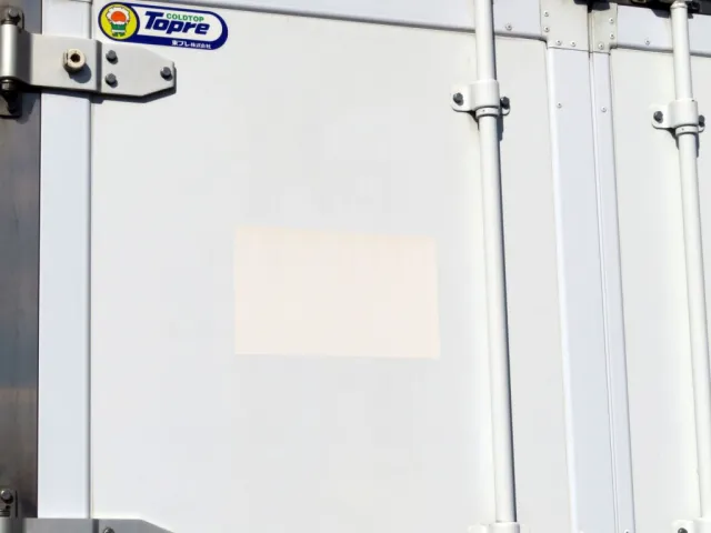 リア扉に看板隠し塗装がされています。|日野 デュトロ 2RG-XZC605M(2WD)の写真44