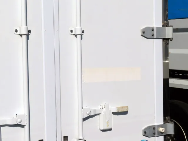 リア扉に看板隠し塗装がされています。|日野 デュトロ 2RG-XZC605M(2WD)の写真45