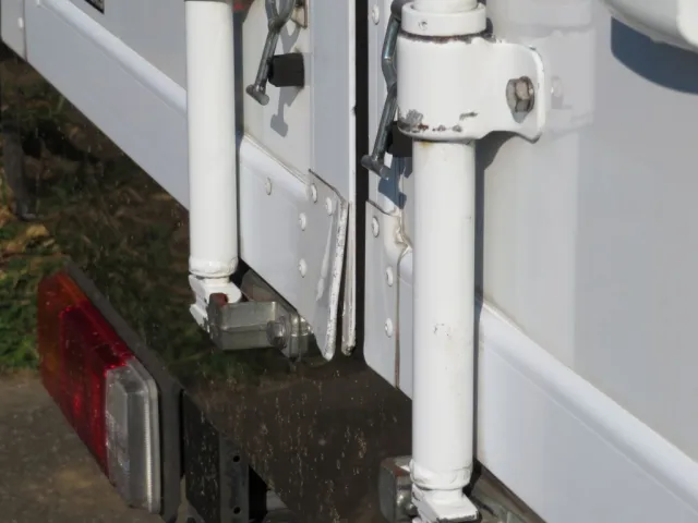 リア扉のカドに曲がりがあります。|日野 デュトロ 2RG-XZC605M(2WD)の写真46