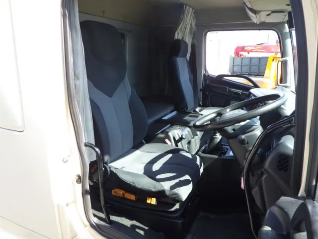 乗車定員は2名です。|日野 プロフィア QKG-FW1AXBGの写真6