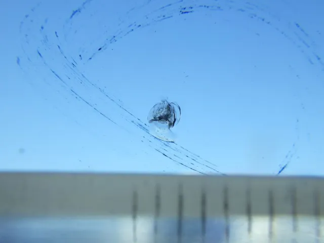 フロントガラスに飛び石キズがあります。|日野 プロフィア QKG-FW1AXBGの写真13