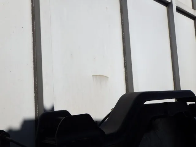 プロテクター前面にサビ・凸があります。|日野 プロフィア QKG-FW1AXBGの写真30