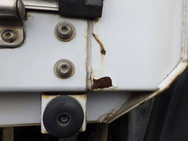 ボディー前方の運転席側にヒビ・割れがあります。|日野 プロフィア QKG-FW1AXBGの写真32