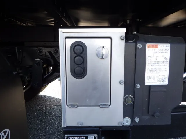 ゲートの操作スイッチです。|トヨタ アトラス 2KG-XZU712(2WD)の写真14