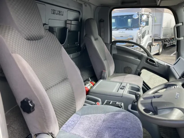 車内です。|いすゞ フォワード 2RG-FRR90S2(2WD)の写真10