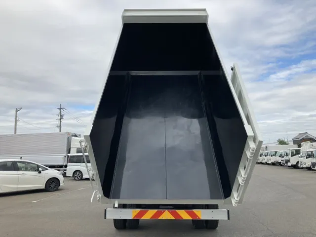 ダンプアップした状態の床面です。|いすゞ フォワード 2RG-FRR90S2(2WD)の写真15