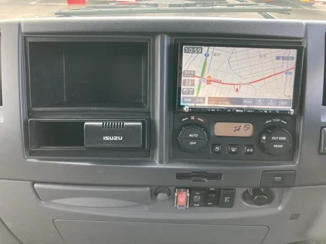 インパネ周りです。　ナビが付いています。|いすゞ フォワード 2RG-FRR90S2(2WD)の写真35
