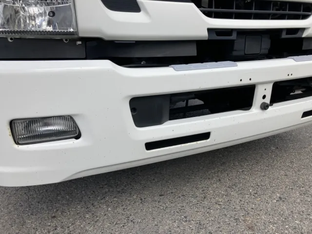 Fバンパーに細かい飛び石が有ります。|いすゞ フォワード 2RG-FRR90S2(2WD)の写真47