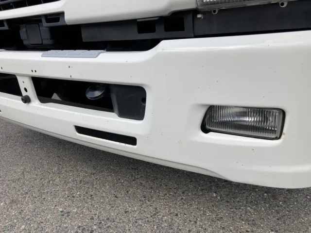 Fバンパーに細かい飛び石が有ります。|いすゞ フォワード 2RG-FRR90S2(2WD)の写真48