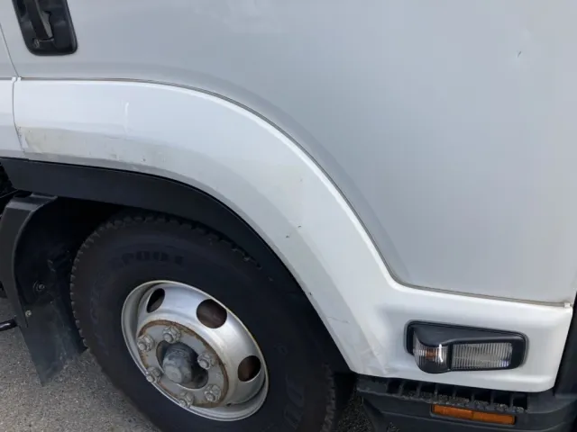 Fフェンダーに細かいキズとくすみが有ります。|いすゞ フォワード 2RG-FRR90S2(2WD)の写真50