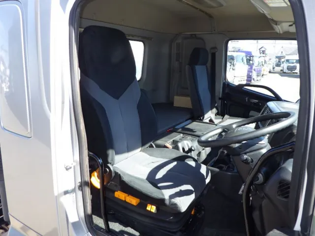 乗車定員は2名です。|日野 プロフィア QKG-FR1APBAの写真6