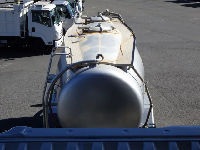 タンク天井の状態です。|日野 プロフィア QKG-FR1APBAの写真7