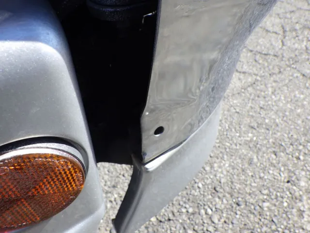 フロントバンパーの運転席側にヘコミがあります。(左右のカバーが欠損しています)|日野 プロフィア QKG-FR1APBAの写真24