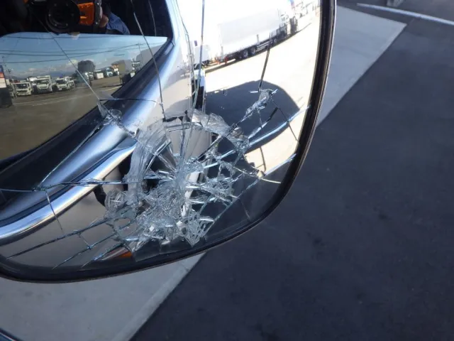 運転席側アンダーミラーレンズが割れています。|日野 プロフィア QKG-FR1APBAの写真26