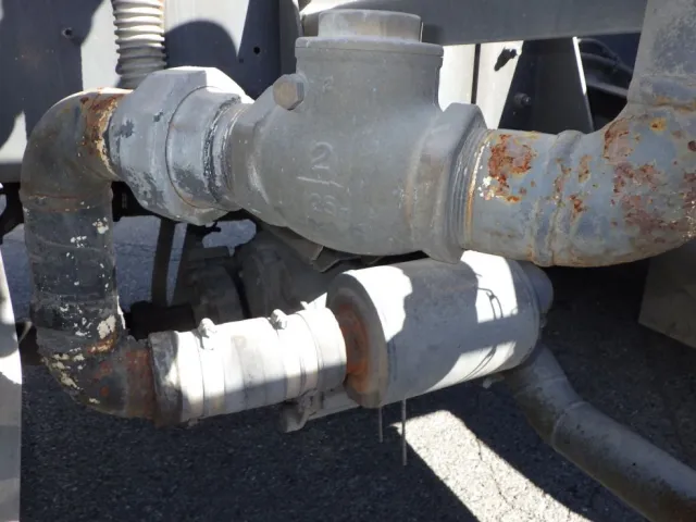 配管にサビがあります。|日野 プロフィア QKG-FR1APBAの写真32