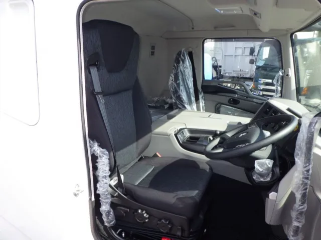 乗車定員は2名です。|三菱 スーパーグレート 2PG-FS74HZの写真6