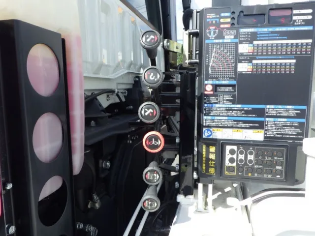 クレーンの操作レバーです。|三菱 スーパーグレート 2PG-FS74HZの写真12