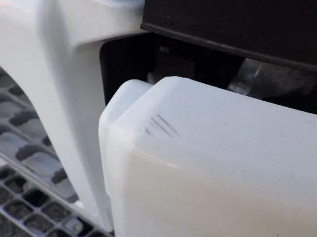 フロントバンパーの運転席側にスレがあります。|三菱 スーパーグレート 2PG-FS74HZの写真15